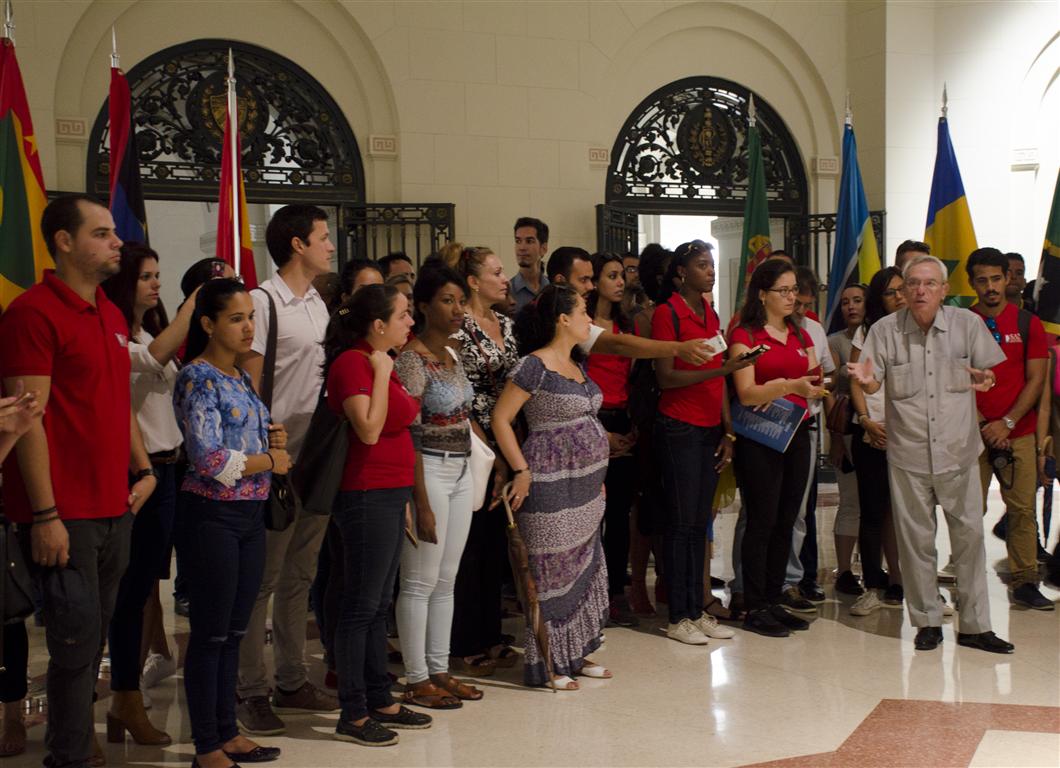 RECORRIDO CON JÓVENES POR EL CAPITOLIO 8 (Medium)