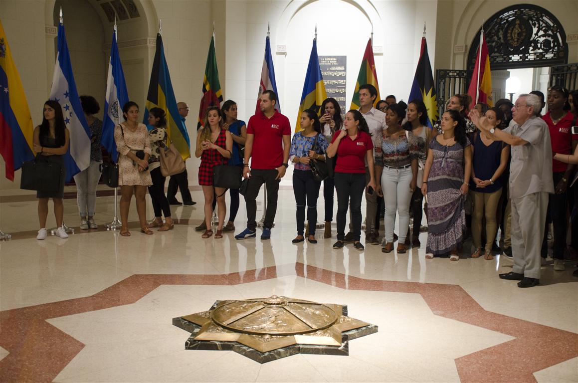 RECORRIDO CON JÓVENES POR EL CAPITOLIO 9 (Medium)