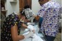 Realizando la esterilización en una perrita abandonada. Clínica Veterinaria “Laika”, Habana Vieja, junio 2017 (Foto: Fernando Gispert)
