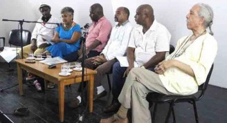 Los poetas Rito Ramón Aroche, Caridad Atencio; Antonio Armenteros, Ismael González, Julio Mitjáns y el Maestro Rogelio Martínez Furé, en Casa de las Américas. Foto: Racso Morejón