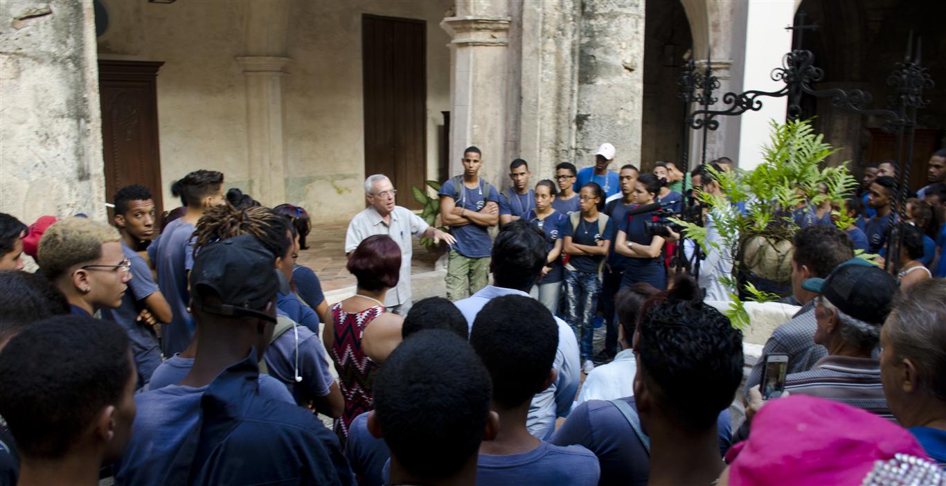 leal habla a estudiantes escuela taller 3 (Medium)