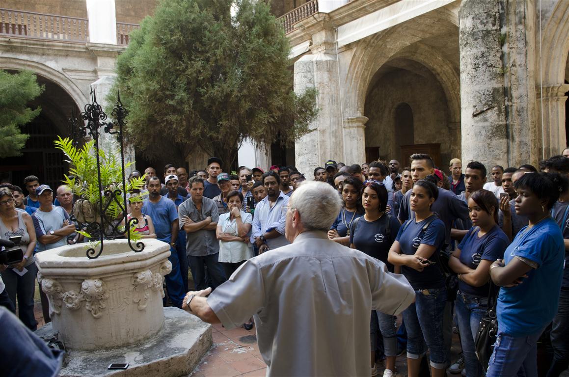 leal habla a estudiantes escuela taller 5 (Medium)