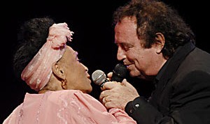 El cantante español José Gómez Romero (Dyango) acompañado por  Omara Portuondo, integrante del Buena Vista Social Club durante el concierto realizado en el teatro Kart Marx  de La Habana, el 15 de junio de 2008. FOTO/Roberto MOREJON RODRIGUEZ