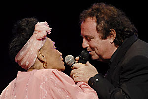 El cantante español José Gómez Romero (Dyango) acompañado por Omara Portuondo, integrante del Buena Vista Social Club durante el concierto realizado en el teatro Kart Marx de La Habana, el 15 de junio de 2008. FOTO/Roberto MOREJON RODRIGUEZ
