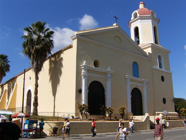 Iglesia_ubicada_en_el_centro_de_Guanabacoa (Small)