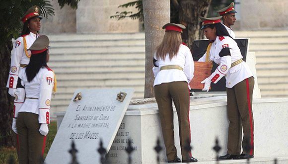 Integrantes del pelotón de ceremonias del Estado Mayor General de las Fuerzas Armadas Revolucionarias, depositan los restos de Mariana Grajales. Foto: Miguel Rubiera / ACN