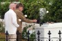 El General de Ejército Raúl Castro Ruz junto a José Ramón Machado Ventura, Segundo Secretario del PCC, y Eusebio Leal, Historiador de la Ciudad de La Habana rinden honores ante la tumba de Mariana Grajales, Madre de todos los cubanos. Foto: Miguel Rubiera / ACN