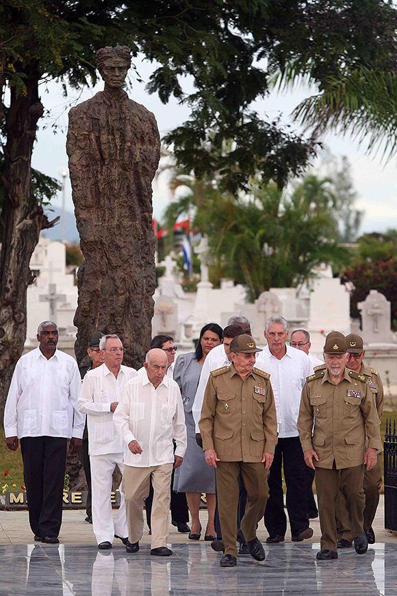 El General de Ejército Raúl Castro junto a otros miembros del Partido y el gobierno, rinden honores ante la tumba de Mariana Grajales, Madre de todos los cubanos. Foto: Miguel Rubiera / ACN
