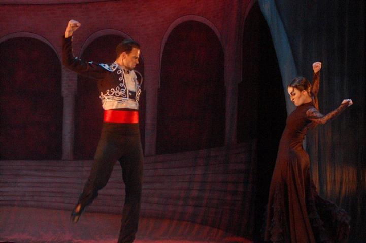 El torero Escamillo(Ricardo D Quintana), en una fuerte relación con el Toro (Lorena Martínez) (Small)