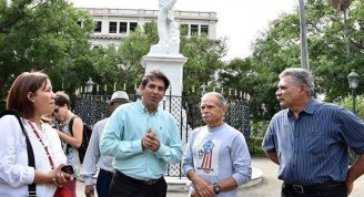 Oscar López Rivera en la Plaza de Armas, junto a la escultura de Carlos Manuel de Céspedes. Foto: Karoly Emerson/ Siempre con Cuba/ ICAP.