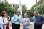 Oscar López Rivera en la Plaza de Armas, junto a la escultura de Carlos Manuel de Céspedes. Foto: Karoly Emerson/ Siempre con Cuba/ ICAP.