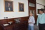 Oscar López Rivera observa imágenes de José Martí y Carlos Manuel de Céspedes en el Palacio del Segundo Cabo. Foto: Karoly Emerson/ Siempre con Cuba/ ICAP.