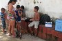 Joven trabajador del Departamento de Higiene y Epidemiología, confecciona el Certificado de Vacunación durante una campaña de vacunación antirrábica en el municipio Habana Vieja. Foto: Fernando Gispert Muñoz