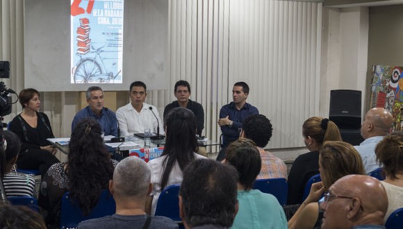 El Sr. Yau Fei, Consejero Político de la Embajada de China en Cuba, participó en la primera conferencia de prensa de la 27 Feria del Libro de La Habana. Foto: Leysi Rubio/Cubadebate