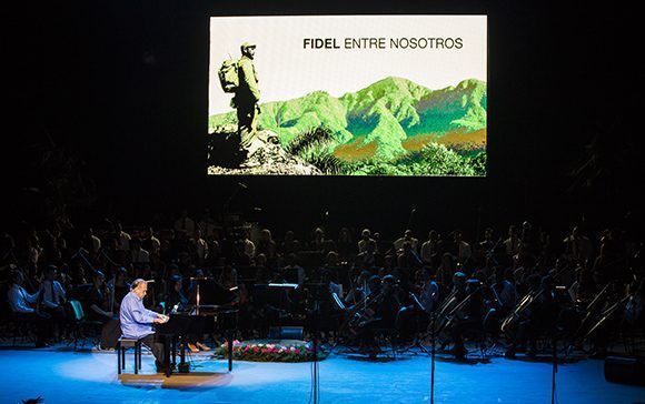 Un virtuoso del arte, el pianista Frank Fernández, interpretó Bocetos, lo acompañó la Orquesta Sinfónica. Foto: Irene Pérez/ Cubadebate.