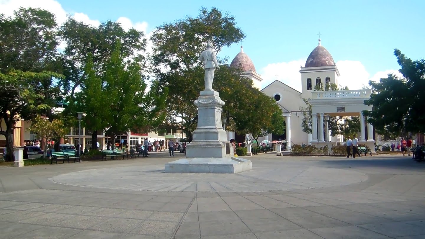 0109-parque-calixto-garcia-noche-holguin-3