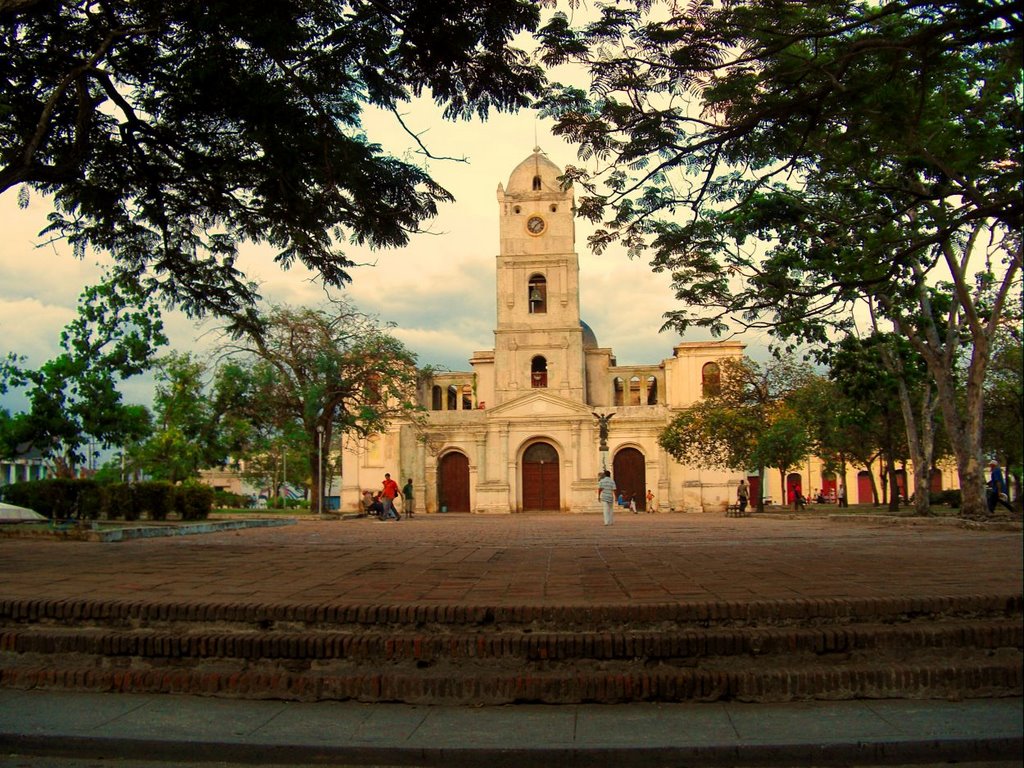 0109-parque-calixto-garcia-noche-holguin-4