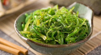 37054304-una-deliciosa-ensalada-de-algas-frescas