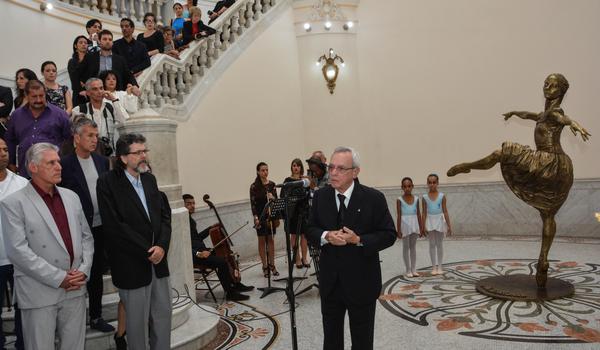 Miguel Díaz-Canel Bermúdez (I), miembro del Buró Político del Comité Central del Partido Comunista de Cuba y Primer Vicepresidente de los Consejos de Estado y de Ministros, junto a Abel Prieto Jiménez, ministro de Cultura de Cuba, durante la intervención de Eusebio Leal Spengler(C), historiador de La Habana, en inauguración de la develación de la escultura de la Prima Ballerina Assoluta, del artista de la plástica José Villa Soberón, en el Gran Teatro de La Habana Alicia Alonso, en La Habana, el 1 de enero de 2018. ACN FOTO/Marcelino VAZQUEZ HERNANDEZ