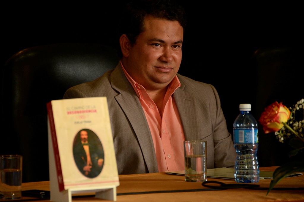 Evelio Traba durante la presentación de El camino de la desobediencia, publicado en Cuba por Ediciones Boloña. (Foto de Néstor Martí)