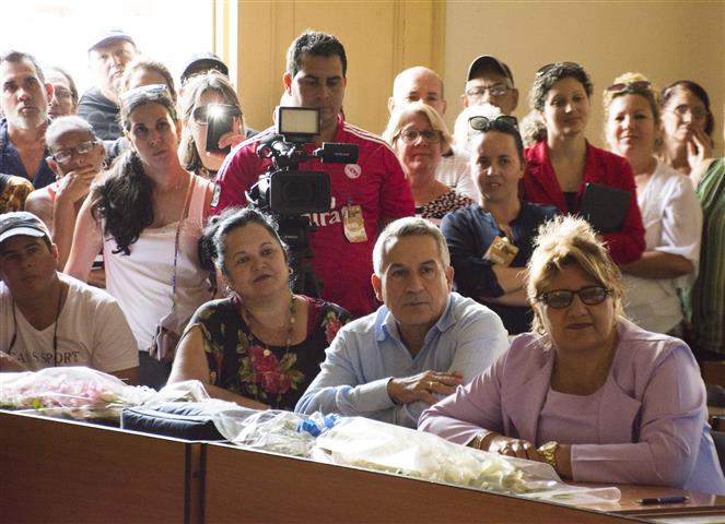 dirigentes de cienfuegos asisten al acto (Small)