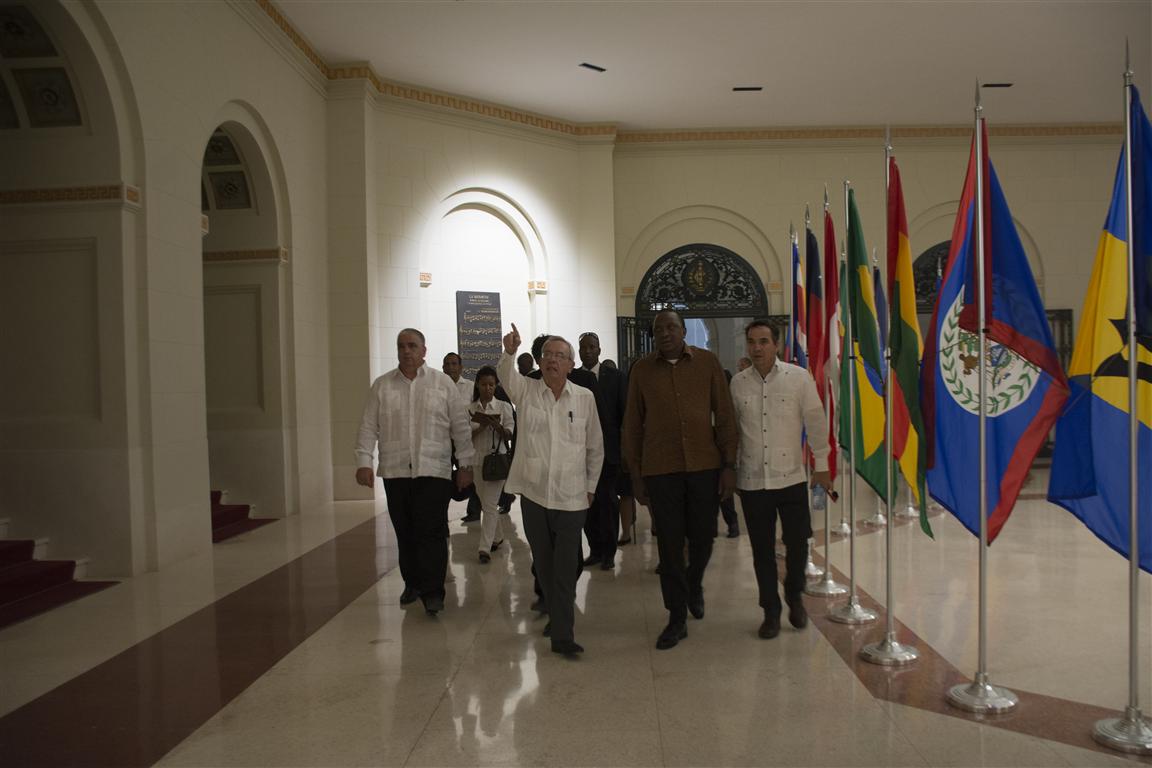 presidente kenya y leal recorrido por el capitolio 50 (Medium)