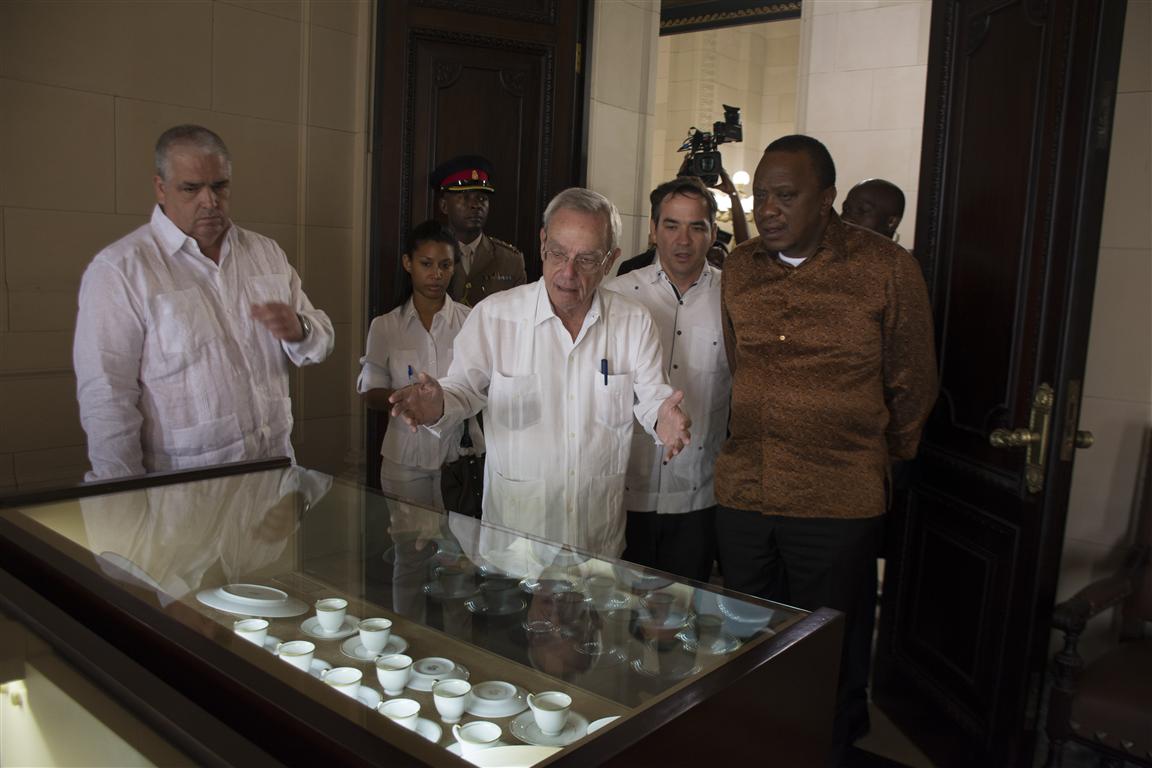 presidente kenya y leal recorrido por el capitolio 53 (Medium)