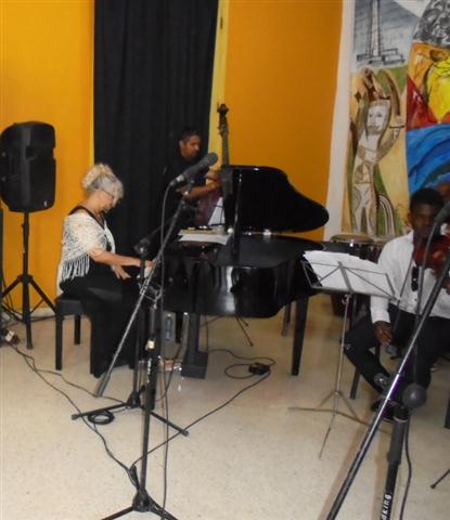 la maestra en su piano (Small)