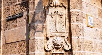 Lápida ubicada a la entrada del hoy Callejón del Chorro