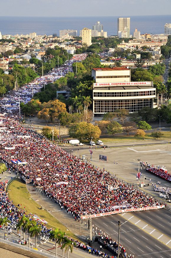 Desfile por el Día Internacional de los Trabajadores en la Plaza de la Revolución en La Habana. Foto: Roberto Garaicoa/ Cubadebate.