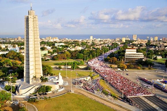 Desfile del Primero de Mayo en La Habana visto desde el mirador de la Plaza de la Revolución José Martí. Foto: Leysi Rubio/ Cubadebate.