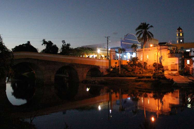 Vista nocturna del puente sobre el río Yayabo y el teatro Principal. (Fotos: PL)