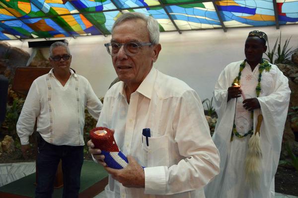 El Dr. Eusebio Leal Spengler (C), Historiador de La Habana, recibió la Mpaka y el certificado del Premio Internacional del Caribe, en ceremonia celebrada en el Salón de los Vitrales de la Plaza de la Revolución de Santiago de Cuba, el 6 de julio de 2018. ACN FOTO/Miguel RUBIERA JÚSTIZ/ogm