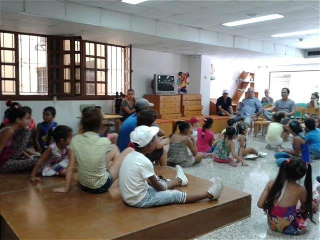 UN BELLO Y PREPARADO LUGAR DE LA BIBLIOTECA PARA LOS NIÑOS (Medium)
