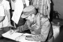 Fidel Castro firma libro de visitantes en el Museo Casa Natal de Céspedes, 19 de diciembre de 1986.