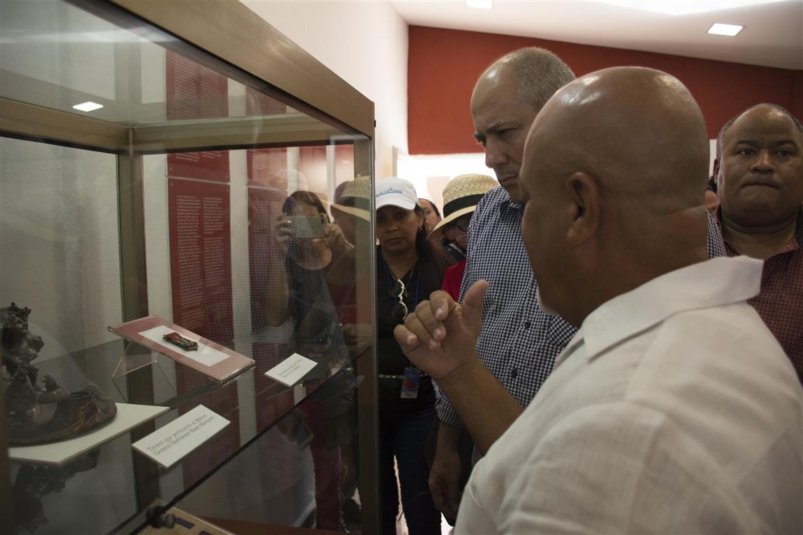 ministro recorre salas del museo la demajagua (Medium)