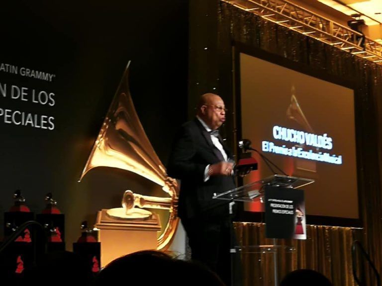 Chucho-recoge-Grammy-2018-768x576