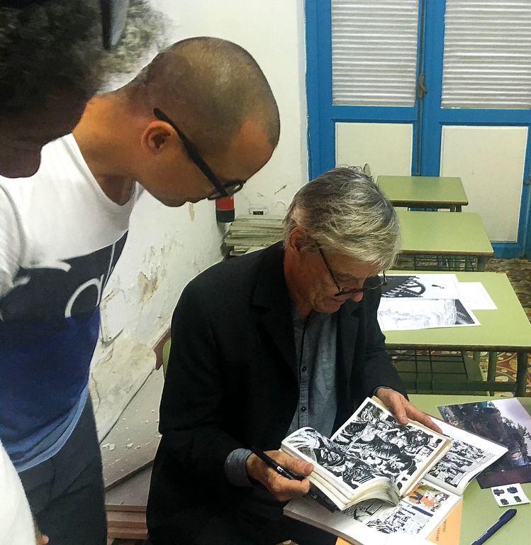 El autor compartiendo con jóvenes caricaturistas cubanos