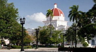 El X Taller de Ciudades Patrimoniales Cubanas incluyó el recorrido por sitios emblemáticos de la ciudad de Cienfuegos. /Foto tomada del periódico "5 de septiembre"
