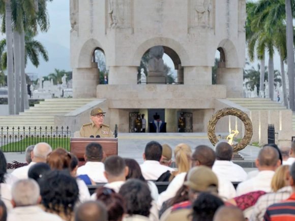 RAúl-Acto-en-Santiago-Foto-de-Frente-Estudios-REvolución-580x435
