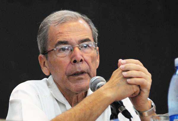 El destacado investigador, Rolando Rodríguez, Premio Nacional de Ciencias Sociales 2007, y de Historia 2008, durante la conferencia de prensa ofrecida con motivo de la Feria Internacional del Libro, efectuada en la sede de la Casa de las Américas, en La Habana, Cuba, el 4 de febrero de 2014.   AIN FOTO/Omara GARCÍA MEDEROS/sdl