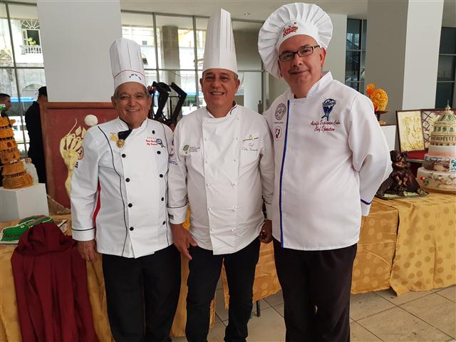 Eddy Fernández Monte, Presidente de la Federación de Asociaciones Culinarias de Cuba, junto a Ramiro Macías González, Presidente de la Asociación Culinaria de Varadero, y Adolfo Espinosa, Chef Ejecutivo e impulsor de los cursos de cocina artística en Matanzas