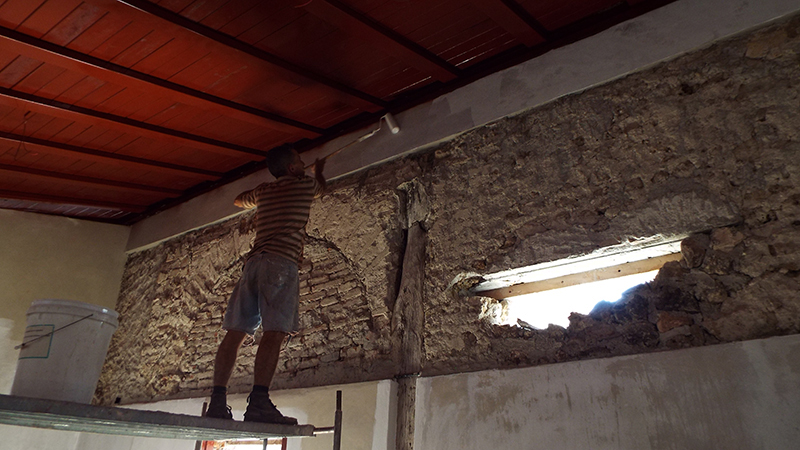 Trabajos de restauración de construcciones ruinas del incendio de la ciudad de Bayamo. / Foto: Argelio Pompa