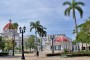 Parque Martí, en Cienfuegos, Cuba. Al fondo, a la izquierda, el Palacio de Gobierno (con su espléndida cúpula roja), sede de la Asamblea Provincial del Poder Popular; y a su lado, el Museo Provincial, antigua sede del Casino Español. Foto:Ildefonso Igorra López ©