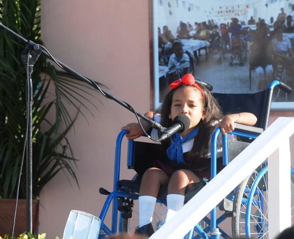 La alumna de primer grado Axela Alejandra Pérez Torres protagonizó la apertura del sencillo y emotivo acto. Foto: Jorge Luis Guibert/Periódico Sierra Maestra.