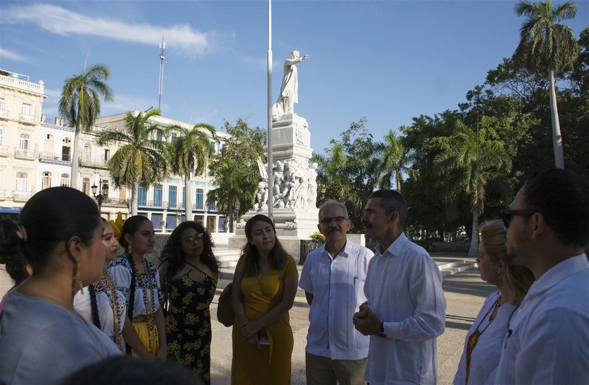 MIGUEL HERNANDEZ DA LA BIENVENIDA (Medium)