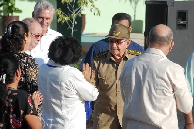 Raúl y Díaz-Canel en Escuela Especial Santiago de Cuba. Foto: Jorge Luis Guibert/ Periódico Sierra Maestra.
