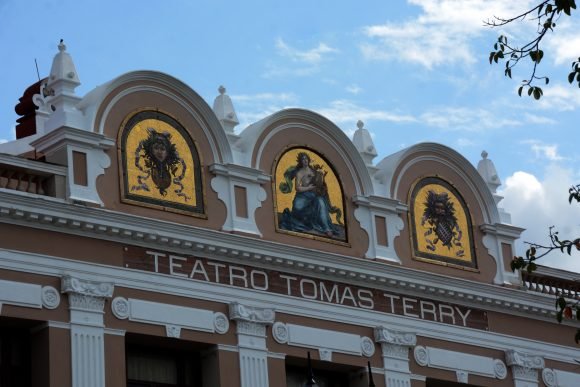 En la foto se aprecian los mosaicos del emblemático Teatro Tomás Terry recién reparados. Las labores de remozamiento continuarán luego de este 22 de abril (Foto: Modesto Gutiérrez Cabo)