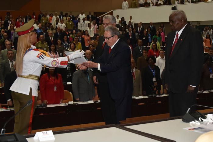 Raúl, en compañía de Díaz-Canel y Lazo, recibió la nueva Constitución, que desde este 10 de abril rige los destinos del país. Foto: Estudios Revolución