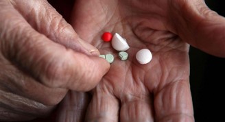 Controla-el-uso-de-fármacos-en-la-tercera-edad-a-tu-salud (Medium)